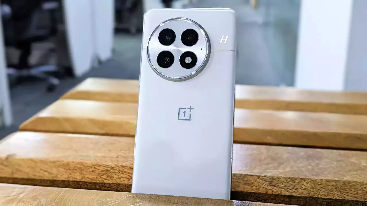 OnePlus 13: शानदार कैमरा सेटअप और 100W की बैटरी के साथ